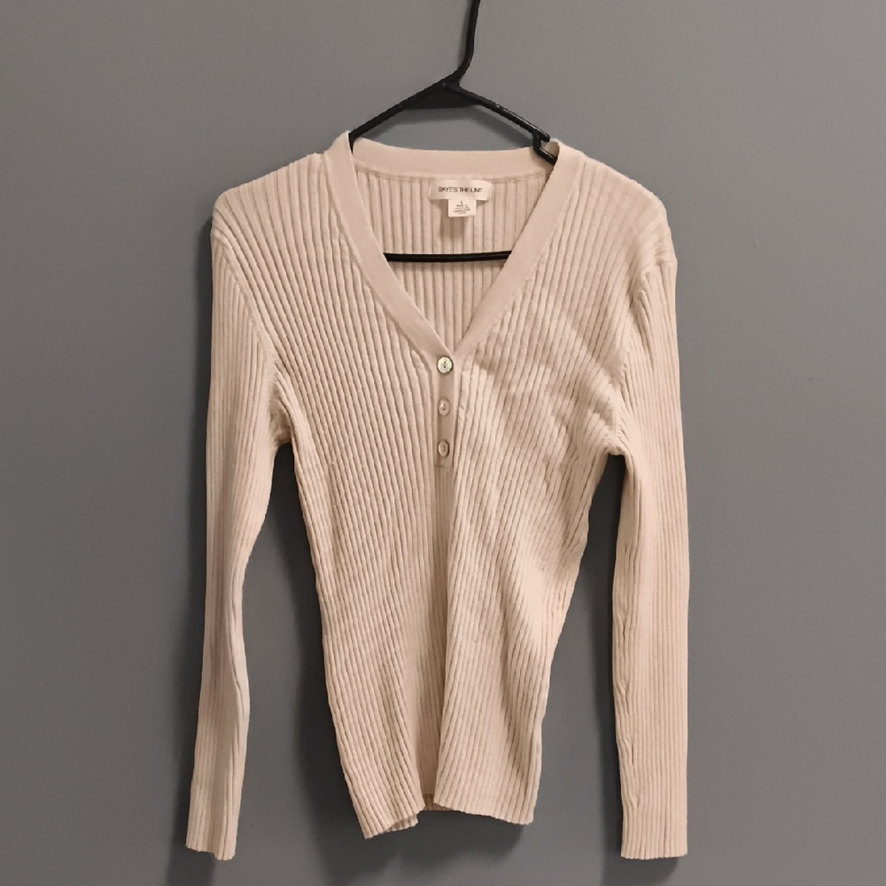 Ribbed V-Neck Buttoned Top in Cream